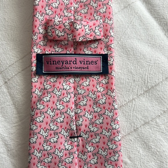 Vineyard Vines tie. - Picture 2 of 5